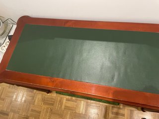 Escritorio de madera con tablero verde