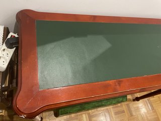 Escritorio de madera con tablero verde