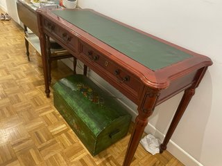 Escritorio de madera con tablero verde