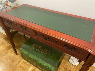 Escritorio de madera con tablero verde