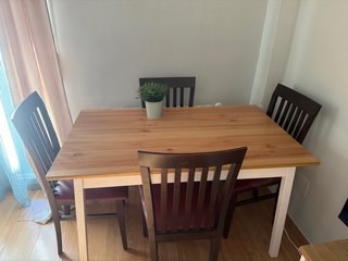Mesa de comedor de madera y tela