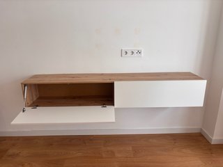 Mueble TV flotante madera y blanco