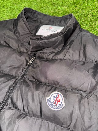 Chaleco acolchado Moncler negro plumas