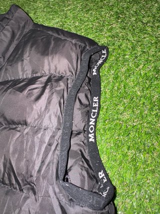 Chaleco acolchado Moncler negro plumas
