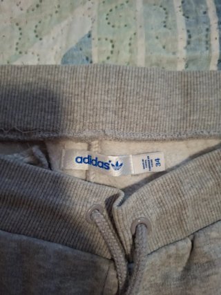 Pantalón chándal Adidas gris y rosa