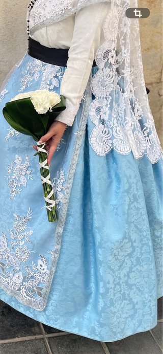 Falda fallera azul con bordados blancos