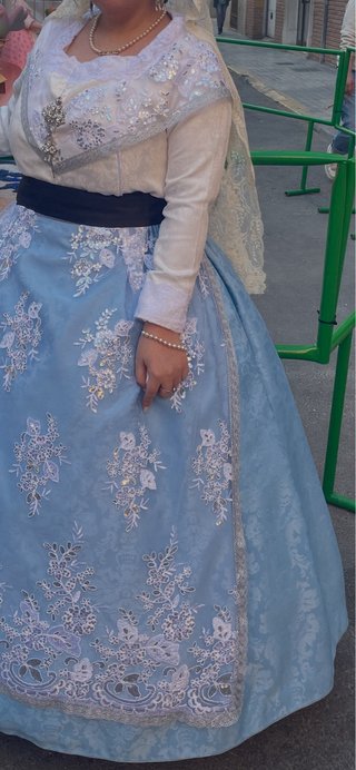 Falda fallera azul con bordados blancos