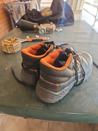 Botas de seguridad negras y naranjas talla 42-43