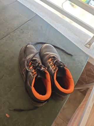 Botas de seguridad negras y naranjas talla 42-43
