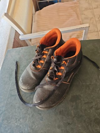 Botas de seguridad negras y naranjas talla 42-43