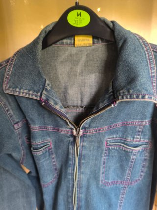 Chaqueta vaquera con bordado floral