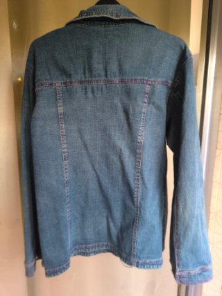 Chaqueta vaquera con bordado floral
