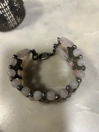 Pulseras de plata y piedras rosas