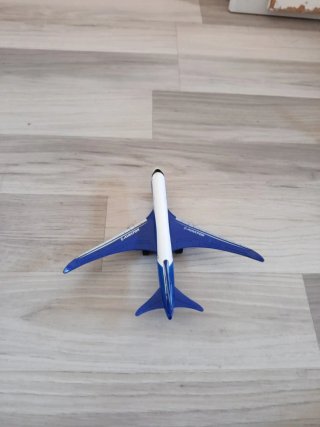 Avión de juguete azul y blanco