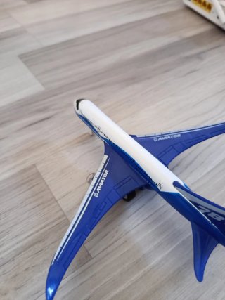 Avión de juguete azul y blanco