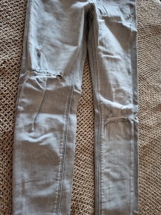 Pantalón tejano gris desgastado