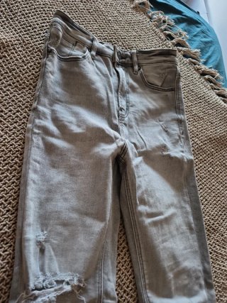 Pantalón tejano gris desgastado
