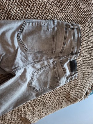 Pantalón tejano gris desgastado