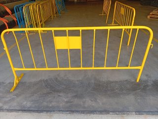 Valla peatonal metálica amarilla