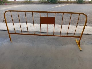 Valla peatonal metálica amarilla