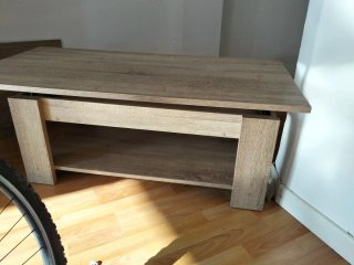 Mesa de madera con cajón