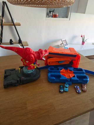 Hot Wheels Pista Dinosaurio y Coches