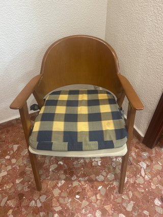 Juego de 4 sillas de madera