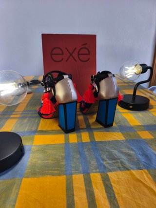 Sandalias Exé Negras y Rojas Nuevas