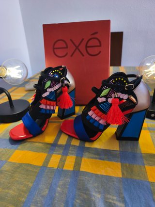 Sandalias Exé Negras y Rojas Nuevas