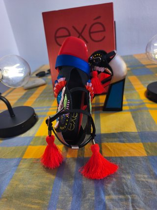 Sandalias Exé Negras y Rojas Nuevas