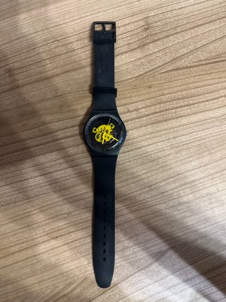 Reloj Swatch Negro con Detalles Amarillos