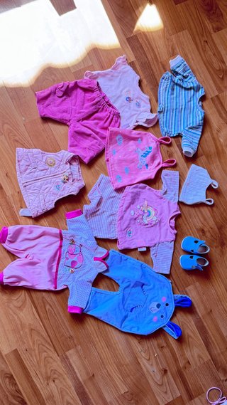 Ropa Baby Born y bañera Nenuco