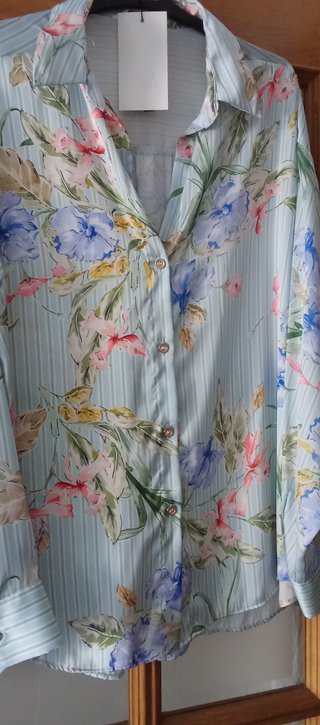 Blusa Zara satinada floral talla L
