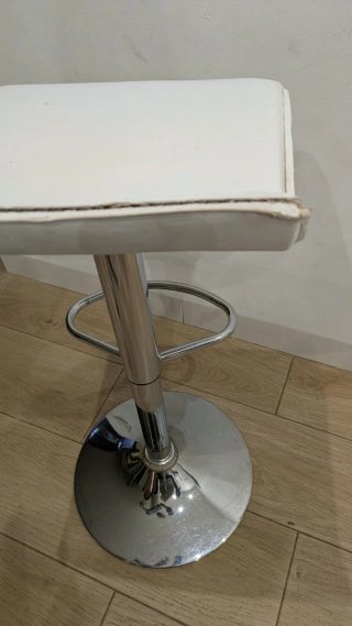 Taburete alto blanco y plateado
