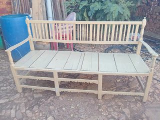 Banca antigua de madera beige