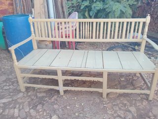 Banca antigua de madera beige