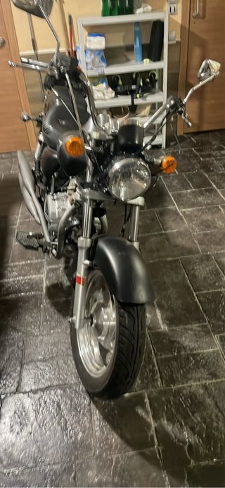 Moto Custom 125cc Negra y Plata