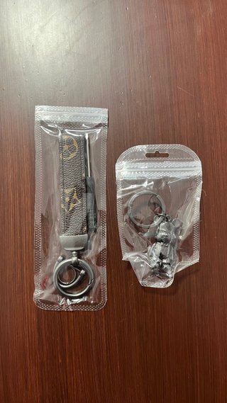 Pack 2 Llaveros: Correa Monograma + Colgante Oso