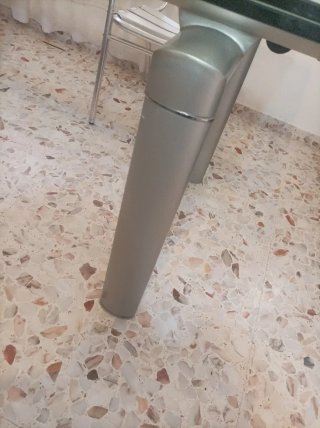 Mesa de comedor de cristal y metal