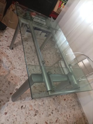 Mesa de comedor de cristal y metal