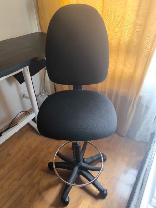 Mesa alta oficina Ikea y 2 sillas regulables