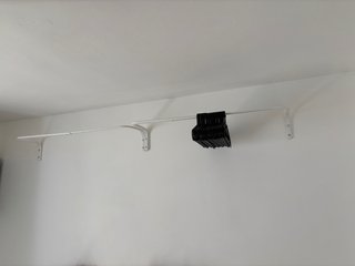 Barra para colgar ropa metálica