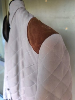 Chaqueta acolchada beige con detalles marrones