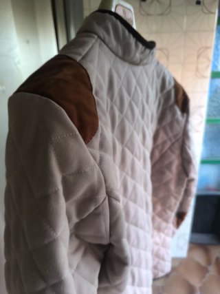Chaqueta acolchada beige con detalles marrones