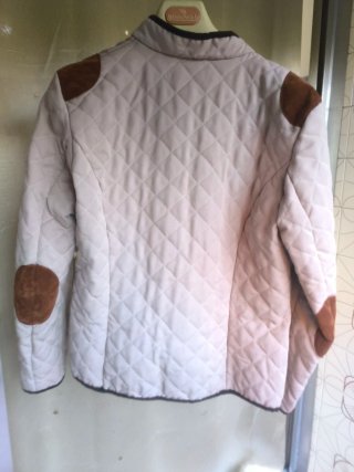 Chaqueta acolchada beige con detalles marrones