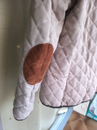 Chaqueta acolchada beige con detalles marrones