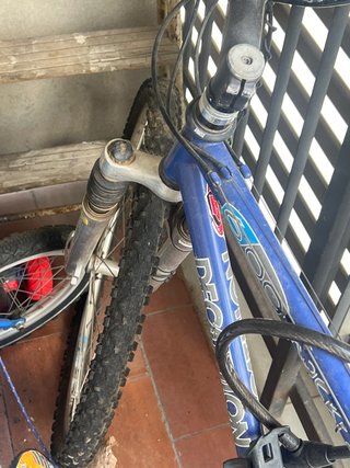 Bicicleta azul con rueda pinchada