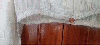Blusa blanca con botones ámbar