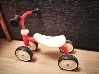 Triciclo infantil rojo y blanco