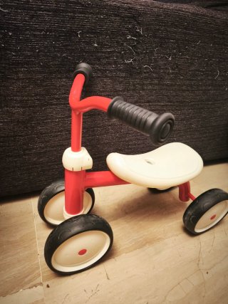 Triciclo infantil rojo y blanco